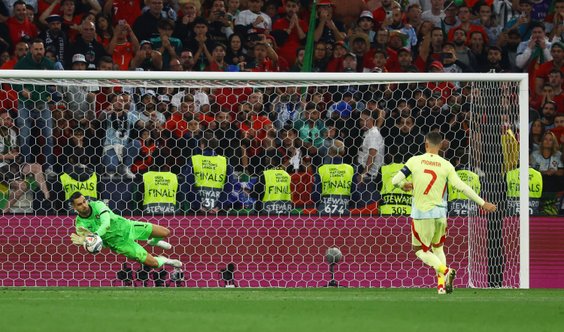 Decydujący rzut karny. Diogo Costa obronił strzał Alvaro Moraty