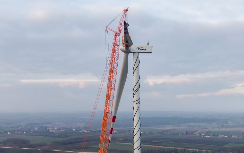 Budowa farmy wiatrowej Bejsce należącej do Grupy Enea