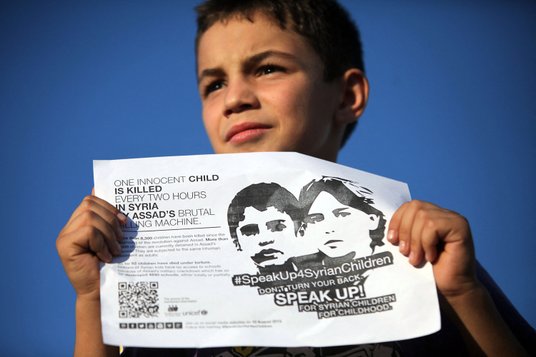 23 sierpnia 2013 r. – chłopiec protestuje przeciwko masakrze w Ghucie przed ambasadą Syrii w Ammanie