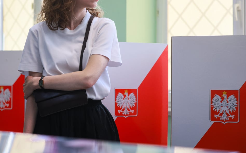 Głosowanie w lokalu wyborczym w Warszawie