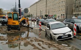 Burmistrz Woli pokazał, jak kierowcy próbują omijać korki spowodowane budową drogi dla rowerów