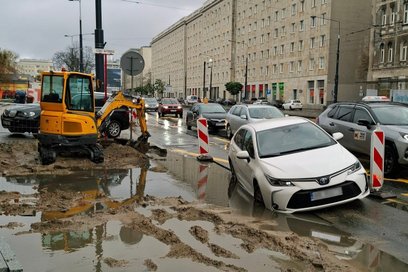 Burmistrz Woli pokazał, jak kierowcy próbują omijać korki spowodowane budową drogi dla rowerów