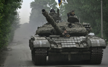 Ukraińscy żołnierze dą w czołgu w obwodzie donieckim, 28 czerwca 2023 r.