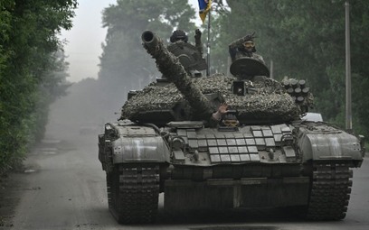 Ukraińscy żołnierze dą w czołgu w obwodzie donieckim, 28 czerwca 2023 r.