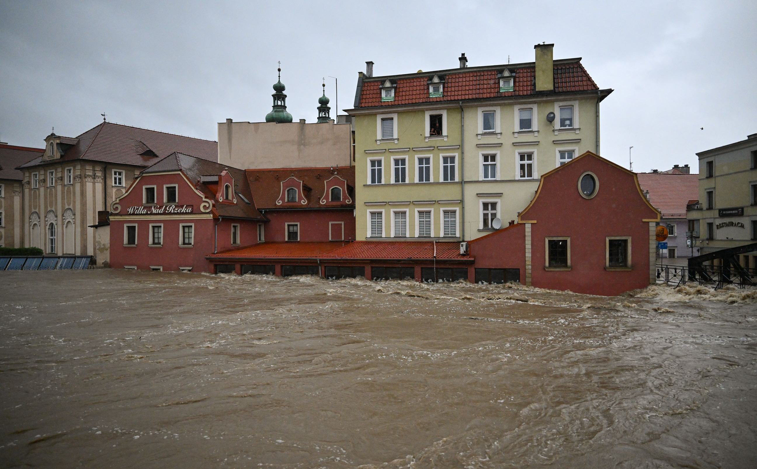 Powódź zmyła sprawy z wokand