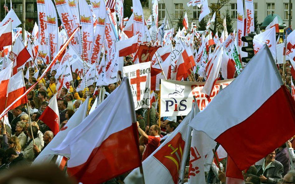 Marsz w zwolenników PiS i Telewizji Trwam na ulicach Warszawy