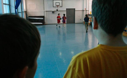 Zapełnić pustawe sale gimnastyczne, utrudniając branie zwolnień z wuefu – to byłaby, zdaniem posłów 