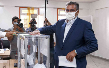 Aziz Akhannouch, lider RNI, oddaje głos w wyborach