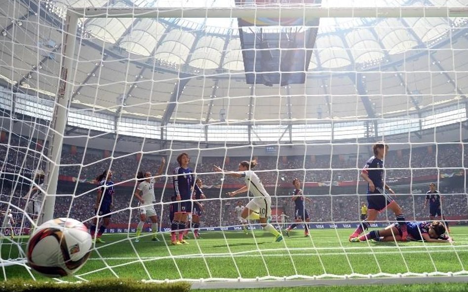 Japońska bramkarka musiała aż pięć razy sięgać po piłkę do siatki