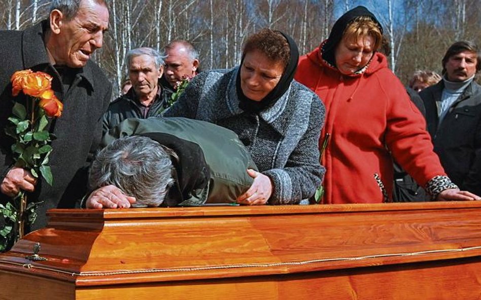 Wczoraj w Rosji zaczęły się pogrzeby ofiar zamachów. Na zdjęciu rodzina żegna 20-letniego Maksyma Ma