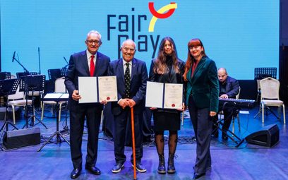 Laureaci z prezydentem Międzynarodowego Komitetu Fair Play Jeno Kamuti i Hanną Wawrowską, członkini 