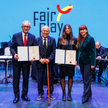 Laureaci z prezydentem Międzynarodowego Komitetu Fair Play Jeno Kamuti i Hanną Wawrowską, członkini 