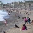 Pod wieczór schodzą się amatorzy spania na plaży