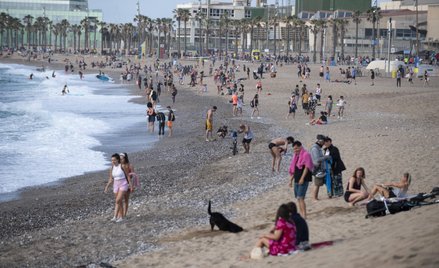 Pod wieczór schodzą się amatorzy spania na plaży