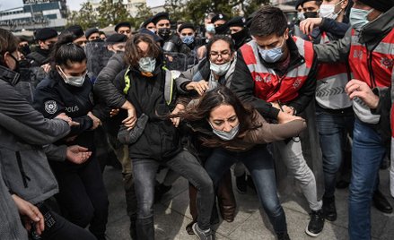 W Stambule nie ustają protesty studenckie przeciw polityce Erdogana (na zdjęciu demonstracja z 26 ma