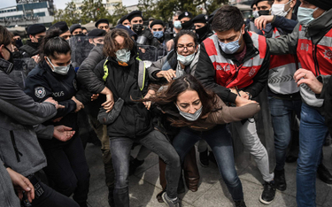 W Stambule nie ustają protesty studenckie przeciw polityce Erdogana (na zdjęciu demonstracja z 26 ma
