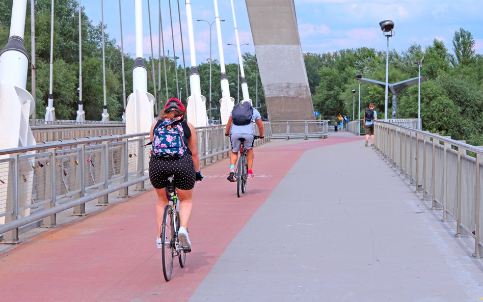 Ruch rowerowy przez Wisłę zwiększył się bardziej niż średnia wzrostu dla całej Warszawy. W ciągu dob