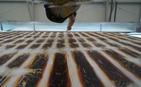 Leon Tarasewicz pracuje nad swoją najnowszą pracą