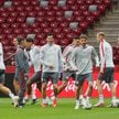 Piłkarze reprezentacji Polski Robert Lewandowski (C-L) i Sebastian Szymański (C-P) podczas treningu 