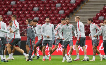 Piłkarze reprezentacji Polski Robert Lewandowski (C-L) i Sebastian Szymański (C-P) podczas treningu 
