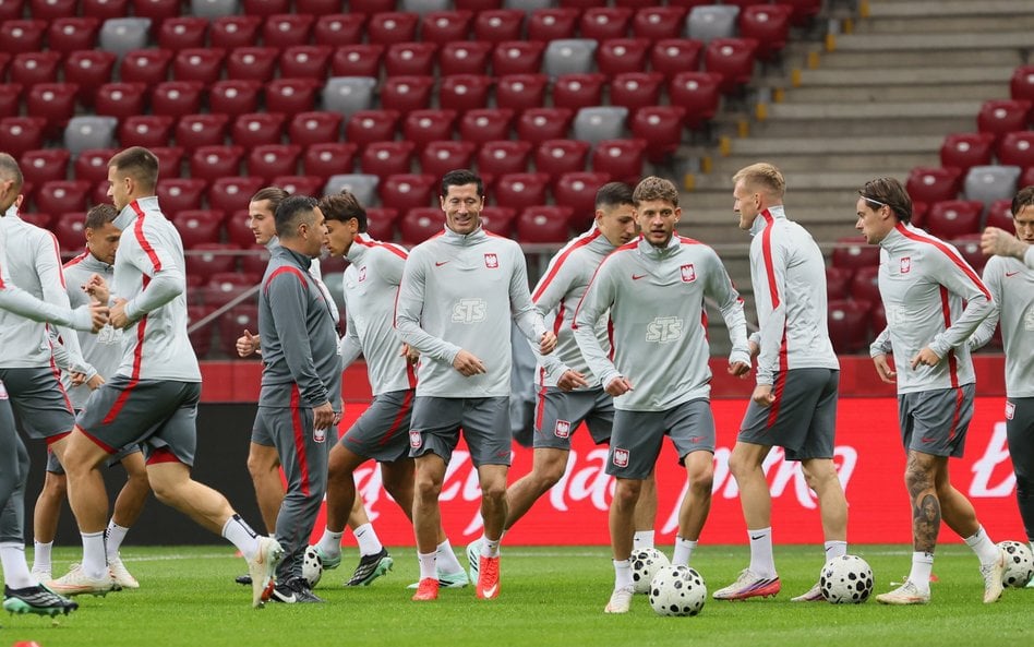 Piłkarze reprezentacji Polski Robert Lewandowski (C-L) i Sebastian Szymański (C-P) podczas treningu 