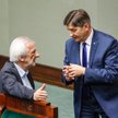 Szef Klubu PiS Ryszard Terlecki (z lewej, w rozmowie z marszałkiem Sejmu Markiem Kuchcińskim) zakreś