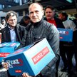 Paweł Kukiz z podpisami poparcia pod siedzibą Państwowej Komisji Wyborczej