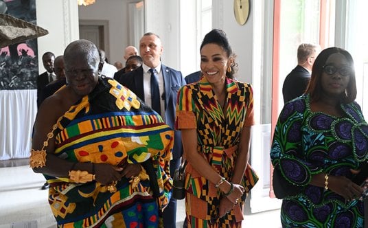 Otumfuo Osei Tutu II, 16. króla rodu Asante z Omeną Mensah.