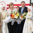 Kanclerz Angela Merkel w towarzystwie Donalda Tuska i premiera Turcji Ahmeta Davutoglu w otoczeniu s