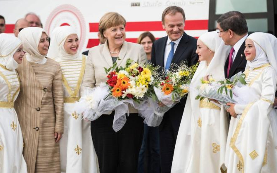 Kanclerz Angela Merkel w towarzystwie Donalda Tuska i premiera Turcji Ahmeta Davutoglu w otoczeniu s