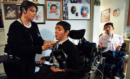 Cierpiący na chorobę Duchenne’a bracia Eric i Andrew Roybal mimo przykucia do wózka występowali w ze