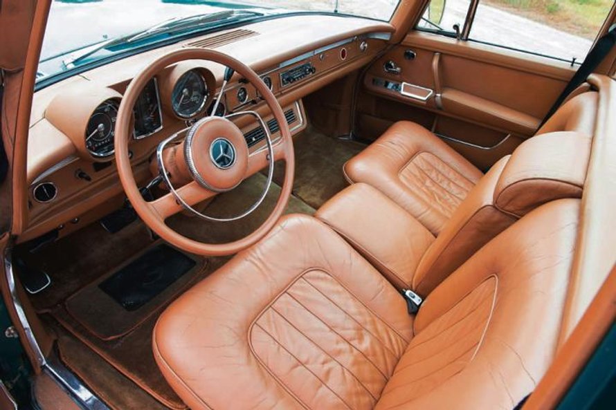 Wyróżnia się znakomitym wyposażeniem i wykończeniem. Zwłaszcza przedziału pasażerskiego, gdzie zadba