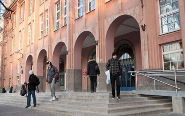 Warszawa: Nauczyciel SGH chory na odrę. Studenci są szczepieni