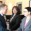 Premier Donald Tusk wita się z minister Katarzyną Hall