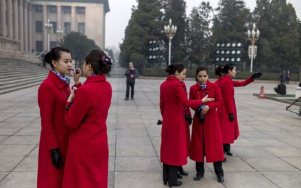 3 marca, Chiny. Hostesy przed Wielką Halą Ludową w Pekinie. W sobotę rozpoczął się zjazd Ludowej Pol