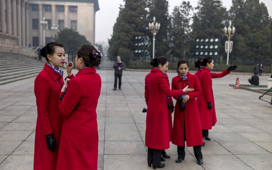3 marca, Chiny. Hostesy przed Wielką Halą Ludową w Pekinie. W sobotę rozpoczął się zjazd Ludowej Pol