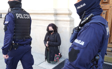 Nieoficjalnie: Policja w Warszawie ma pilnować tylko kościołów i mieszkań posłów PiS