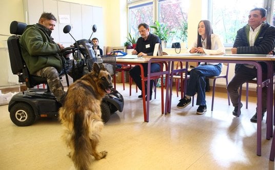 Głosowanie w jednym z lokali wyborczych w Krakowie