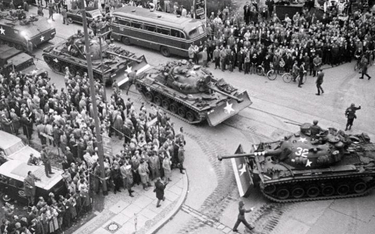 Amerykańskie czołgi przy punkcie kontrolnym Charlie. Berlin Zachodni, 27 października 1961 r.