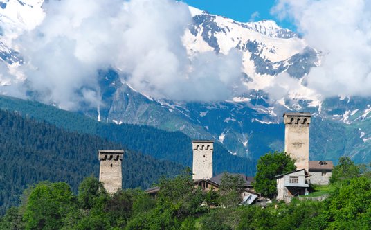 Swanetia – kraina kamiennych wież i ośnieżonych szczytów. Trzypi&