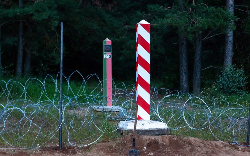 Budowa ogrodzenia na granicy polsko-białoruskiej w okolicy wsi Nomiki