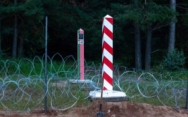 Budowa ogrodzenia na granicy polsko-białoruskiej w okolicy wsi Nomiki