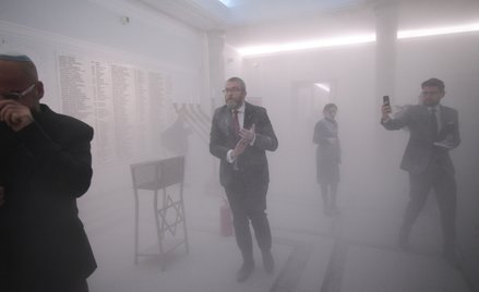 W raporcie Departamentu Stanu USA znalazł się opis użycia przez Grzegorza Brauna gaśnicy w Sejmie