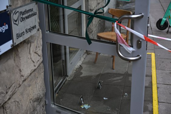 Zabezpieczone ślady przed wejściem do budynku przy ulicy Wiejskiej w Warszawie, w którym znajdują si