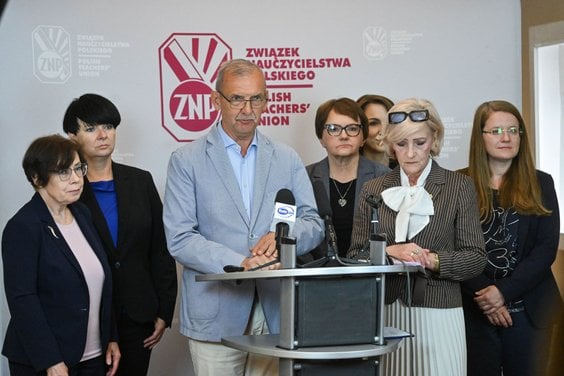 Prezes Związku Nauczycielstwa Polskiego Sławomir Broniarz (3L), prof. UW, dr hab. Małgorzata Żytko (