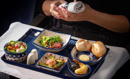 Zastawa z Bolesławca została przygotowana specjalnie dla LOT-u.