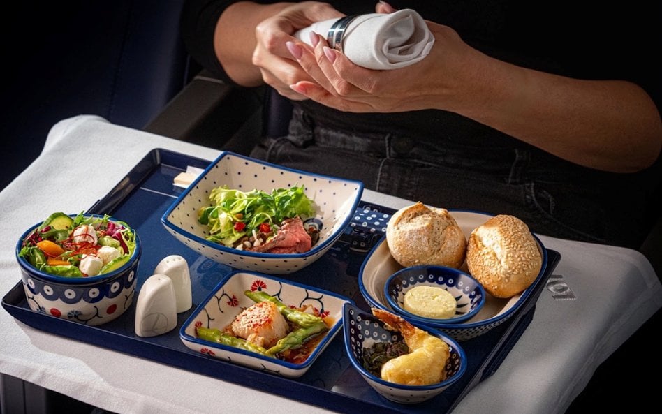 Zastawa z Bolesławca została przygotowana specjalnie dla LOT-u.