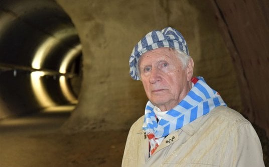 Stanisław Zalewski. Zdjęcie wykonane w tunelu dawnego obozu w Gusen w 2016 r.