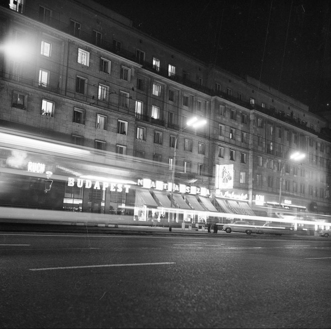Owszem jacyś cudzoziemcy bywali. Czasami nawet po 11 wieczorem. Ale to nie jest zakazane.