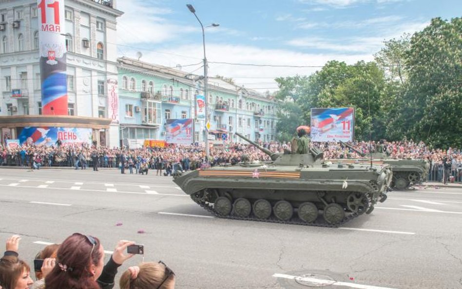 Parada w Doniecku. Separatyści cały czas grożą „marszem na Kijów”.